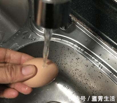 搅拌均匀|蒸鸡蛋别再加水上锅了!大厨教你一招,蒸出来爽口,比豆腐脑还嫩