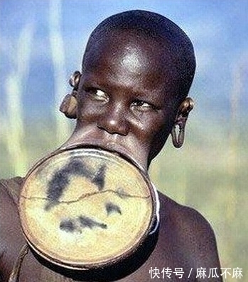 招人|这里的女人都是大嘴唇,据说嘴唇越大越招人喜欢!