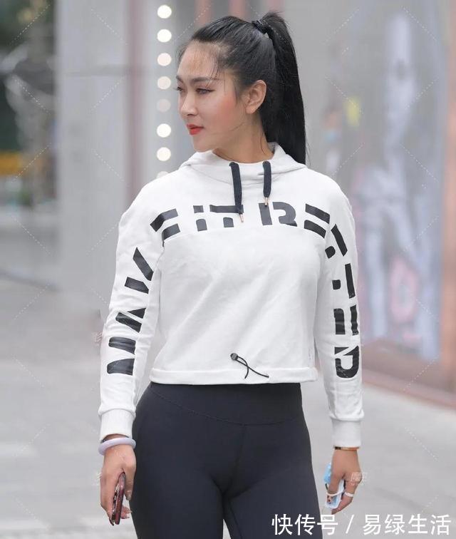 打底裤 白色性感外套搭配黑色无痕打底裤，不好搭配，显得人更加娇小