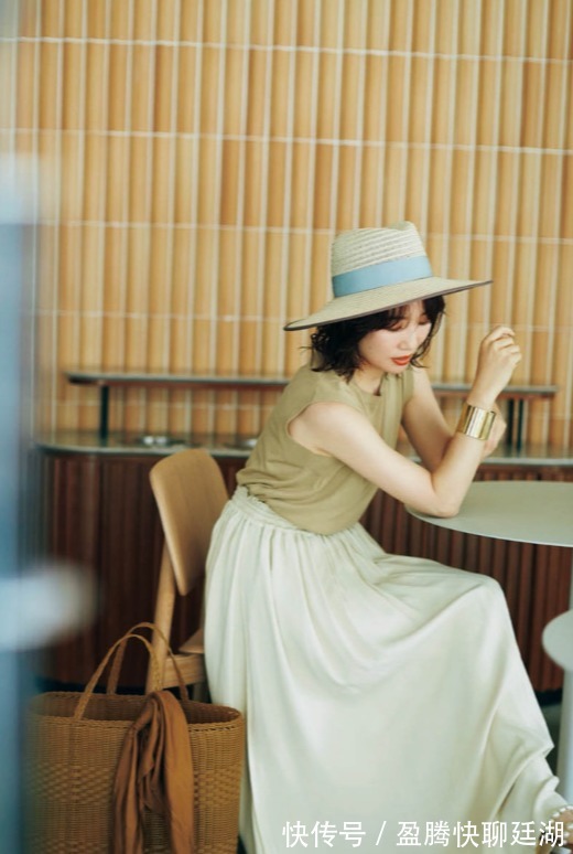 珊瑚色|早秋怎么穿才高级?学日杂模特常用的“文艺色”,怎么搭配都很美