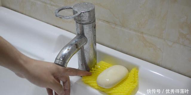 玻璃瓶装|水果网套别扔了,放在卫生间真实用,解决了不少男人女人的烦恼