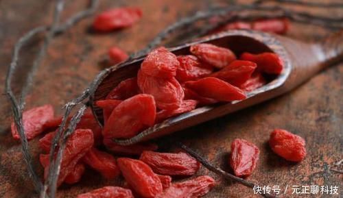 黄芪加此物泡水喝,祛湿排寒,或许肝肾都会感谢你,早知早受益