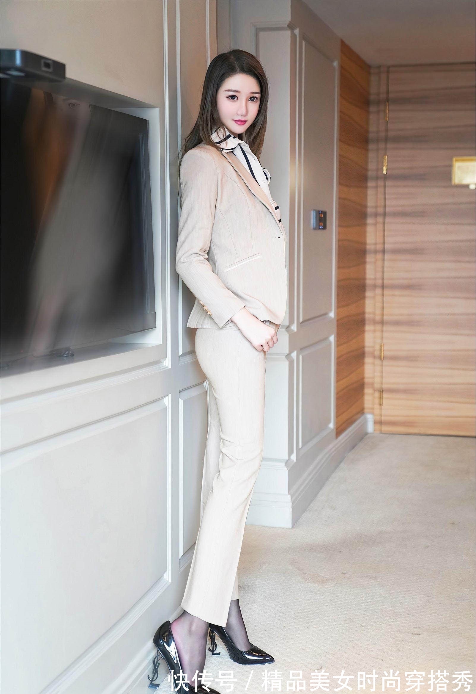 高跟鞋 简约干练的西装套装,搭配一双高跟鞋,尽显优雅的知性美