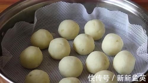 土豆丸子|土豆不再炒着吃,教你1个新吃法,筋道弹牙,上桌连汤汁都不剩