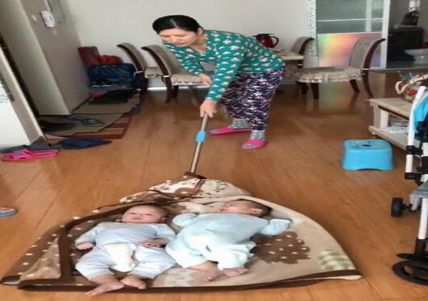 拖地|双胞胎妈妈自制拖地神器,看到“拖把”网友乐了:娃是充话费送的