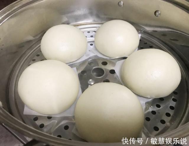 媳妇蒸馒头，和面不用水，也不用牛奶，出锅比面包还软，自带甜味