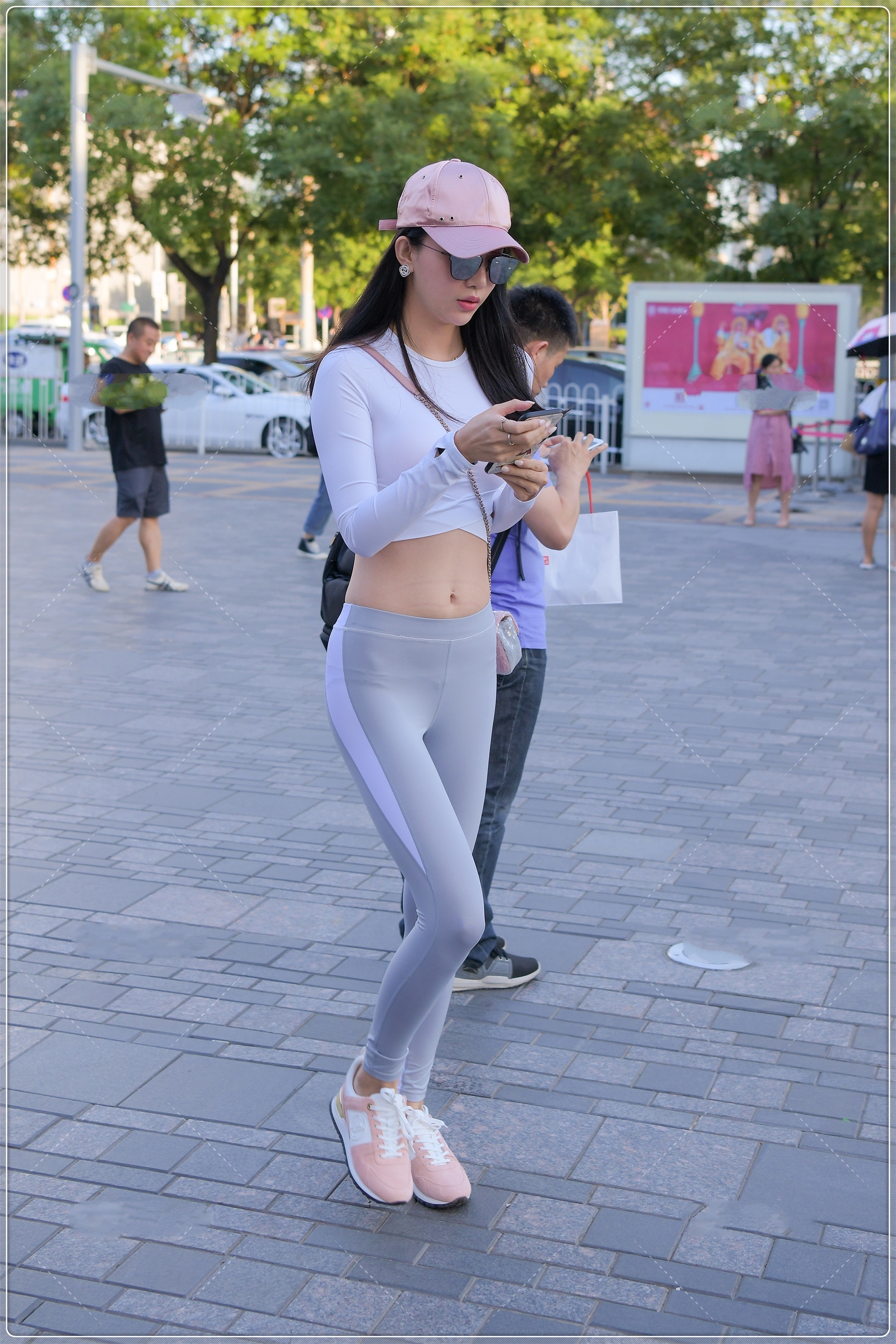 修身上衣 粉色遮阳帽搭配纯白修身上衣,简单干净,活力四射