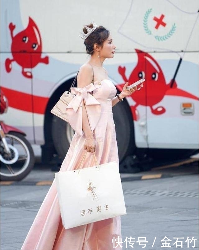 时尚|连衣裙穿起来很有范,简洁大气,轻松穿出时尚达人气质