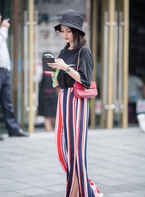 街拍小姐姐一条卫衣裙，白色的款式很百搭，尽显时尚魅力