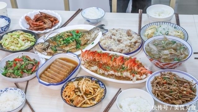 宴客|老家来亲戚，花两百多块钱做了11个菜招待，大伙吃了一锅米饭