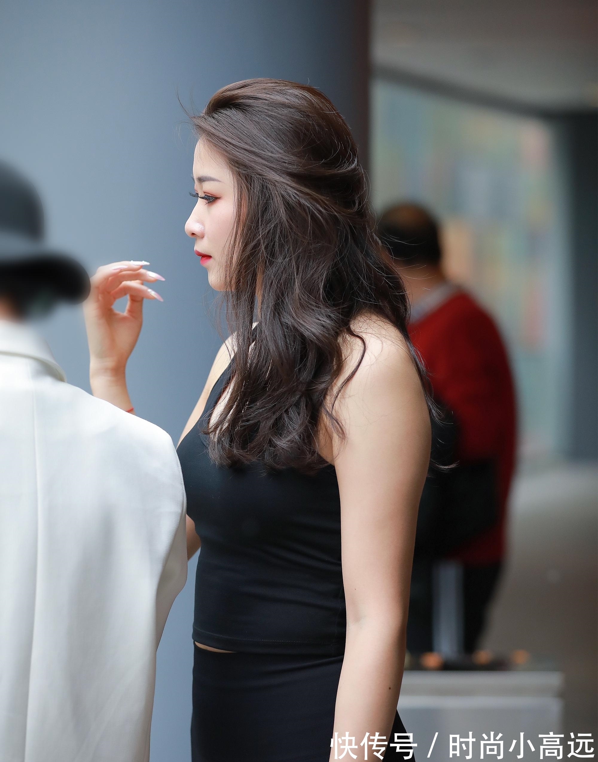 婀娜 俊俏女神婀娜多姿,简洁服饰秀极致魅力,一举一动都这么迷人
