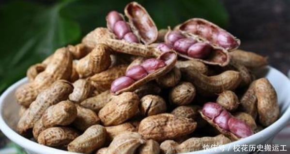 水煮花生时,不要直接下锅,煮前多做两步,花生更香更入味!