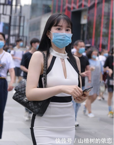 优雅|白色包身衣搭配黑色包包,优雅大方,尽显高级感