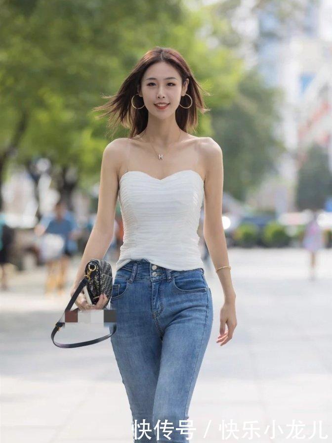 紧身|紧身牛仔长裤,更加显示出本身的腿型,显得迷人且干练