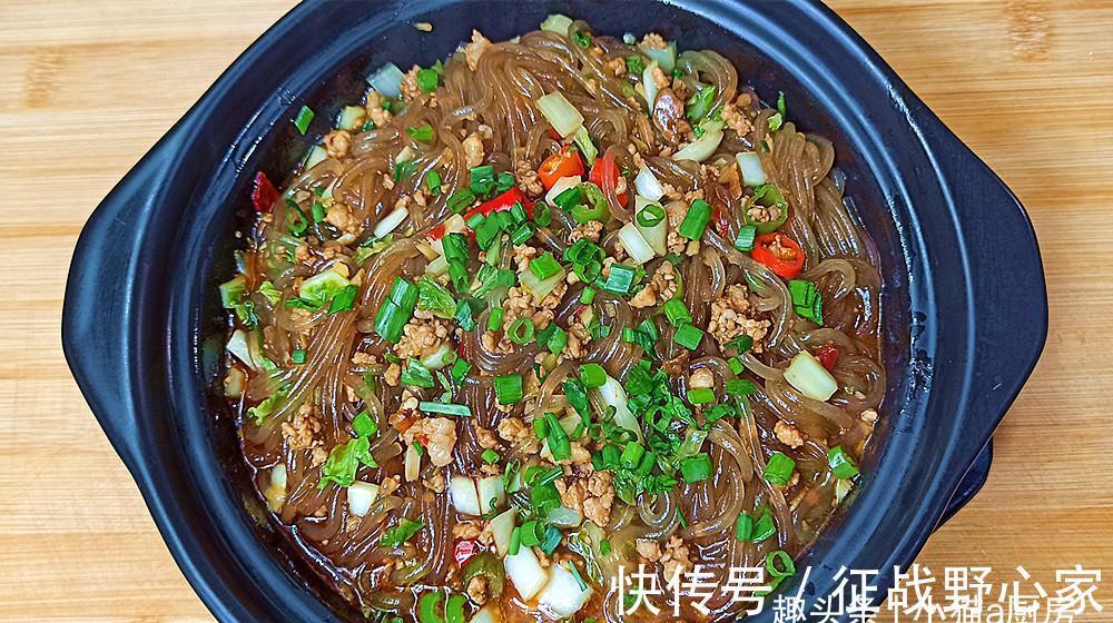 家常菜肉末粉条，鲜香酸辣，特别开胃，我们家冬天常吃
