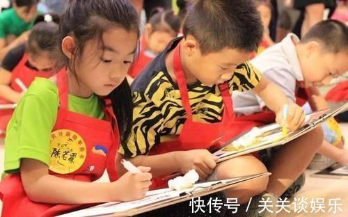 母亲|宝宝奖状拿到手软,母亲却笑不出来,网友:这能笑得出来?