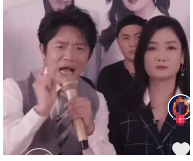 抓住精髓！凤凰传奇的表演“直播”堪称教科书