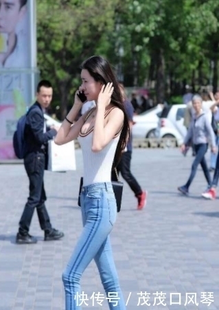 街拍：图二白色上衣+牛仔短裤，性感的小身材很迷人