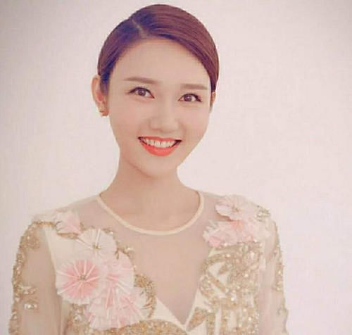 龙洋：央视春晚首秀赢得喝彩无数，32岁的她未来或可与董卿比肩