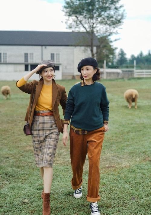 这对“神仙母女”初春穿搭太美，50岁妈妈照着穿，气质优雅更时髦