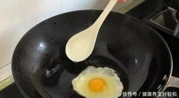 大厨说荷包蛋想煎“漂亮”，别直接下锅！多加2步鸡蛋又圆又嫩