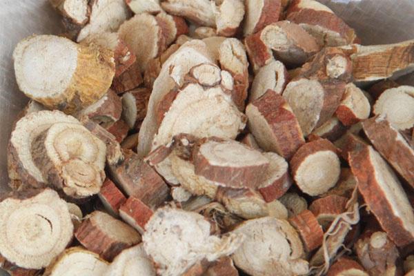 身体健康|35岁的她,天天食用黄芪泡水喝,半年后,身体收获了四大喜人好处