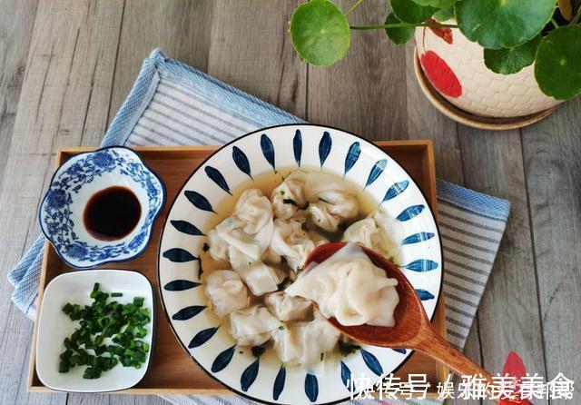 北方|亲手制作北方特色的鲜肉馄饨，受累又忙碌，不如儿媳买的小云吞