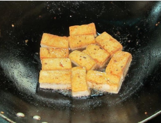煎豆腐时,万万不可直接下油锅!多加1步,豆腐不碎不粘