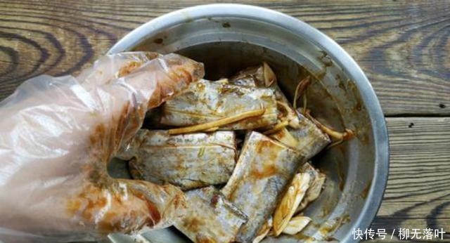 这样做出的炸带鱼,鲜香酥脆还没有腥气,家人都喜欢上桌就抢光