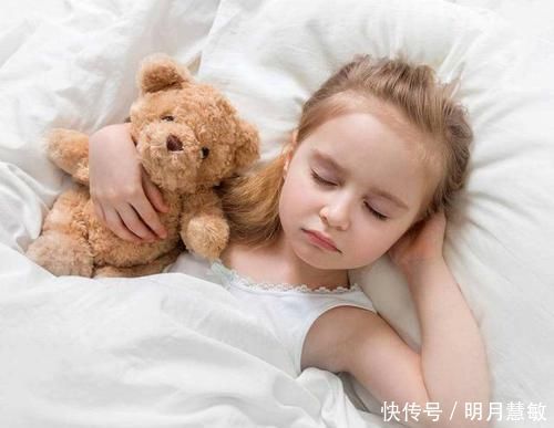 孩子|睡前的3个“坏习惯”,会悄悄偷走孩子的身高,希望你家娃没有