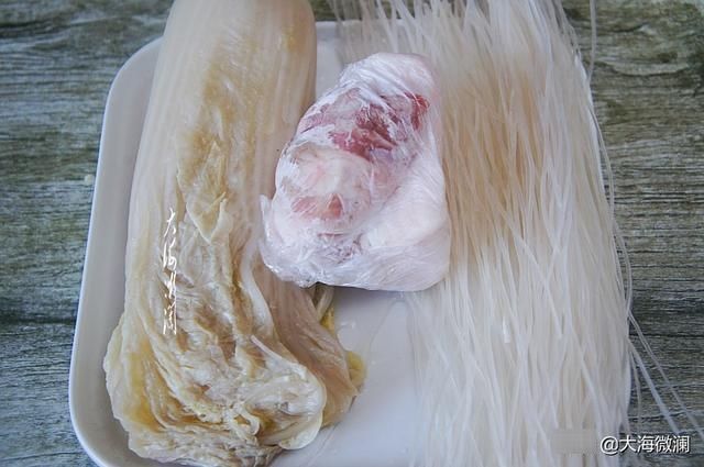 入冬后，家人就馋这菜，简单一炒，酸爽开胃，解酒解腻，贼拉香