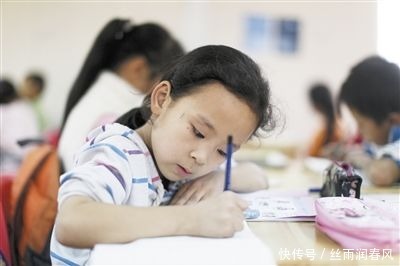 孩子在学校除了喝水上厕所，一直在教室不能出去玩，学校都这样？