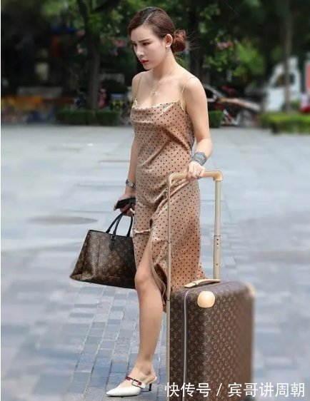 尖头鞋|棕色黑点吊带连衣裙搭配白色尖头鞋，贴身舒适，时尚减龄