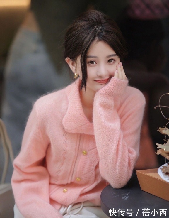 苗条曲线 针织衫很难穿出高级感?记住博主的这几招,不费力打造优雅魅力