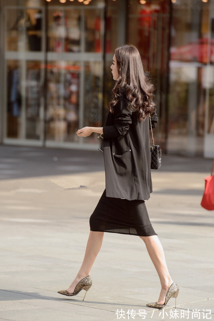 街拍 成都街拍,纯白色衬衫搭配白色不规则短裙,简约又百搭