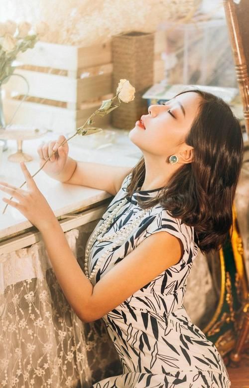 个性|修身的连衣裙展现高挑的身材，开衩的设计个性时尚，非常好看