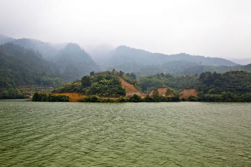 水中有山，山绕水生，水行山中，富春江一幅淡雅的水墨画卷