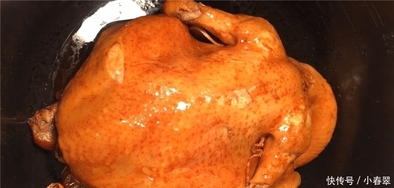 一整只鸡放进电饭锅,不加一滴水,想不到这么好吃,鲜嫩多汁