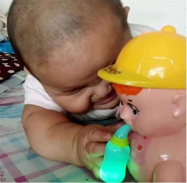 爸爸买了个玩具,儿子每次玩不到2分钟就哭,妈妈细看后笑了