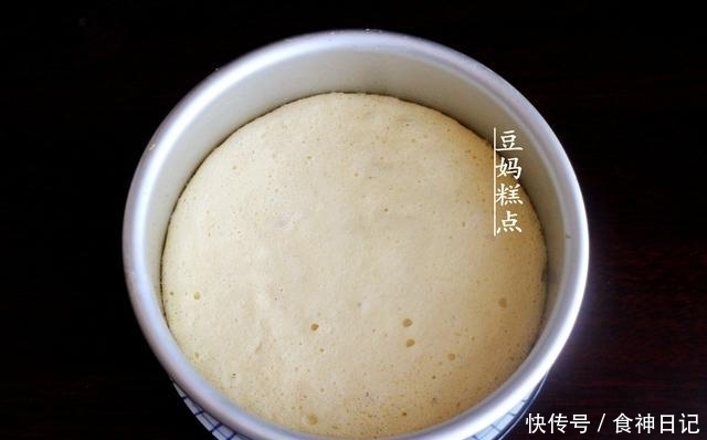 不用油不用牛奶,教你做蜂蜜蛋糕,蒸或烤都可以,只需4种食材