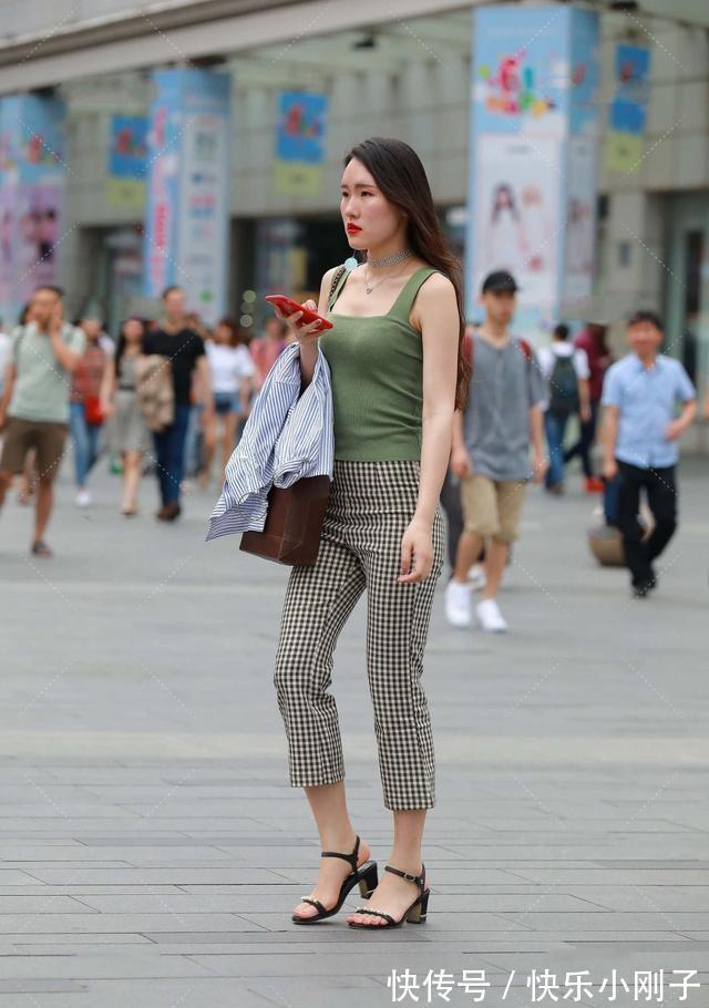 韩玉梅|小姐姐身穿紧致的打底裤,提升气质和身形美,简约休闲