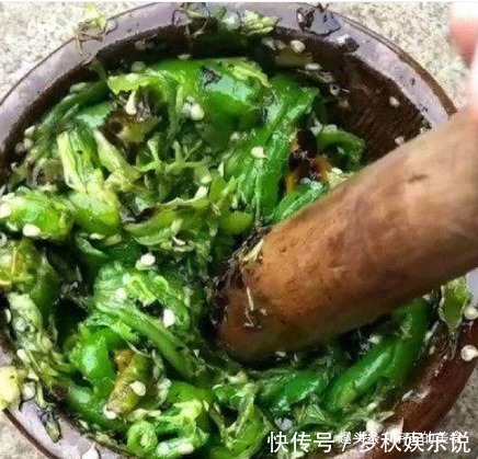 朋友|朋友来做客,家里只有辣椒,简单处理后,朋友都吃“嗨”了!