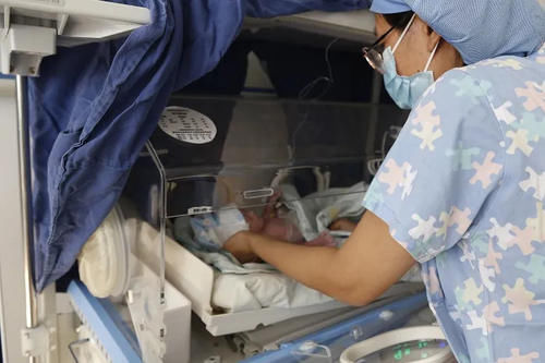 一个，两个，三个！高危产妇顺利产下三胞胎，幸福并蒙圈着，弟兄仨在妈妈肚子里挤在“套二房”