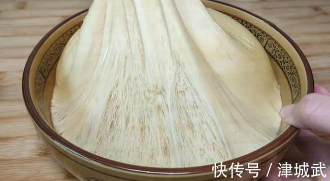 想吃面包不用买,方法简单不用烤箱,在家就能做,出锅暄软又拉丝