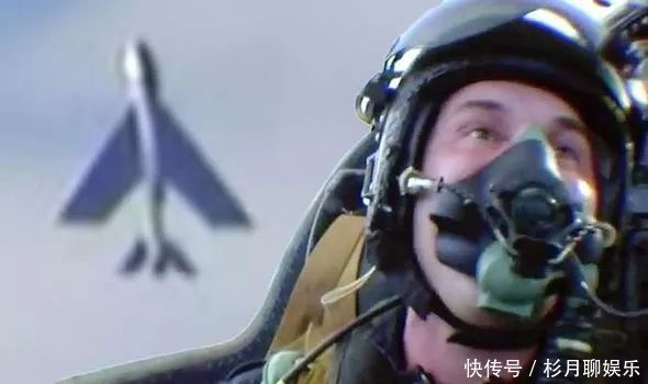 一科学家将飞机几乎开到大气边缘,看到大气层已薄成一条细蓝线