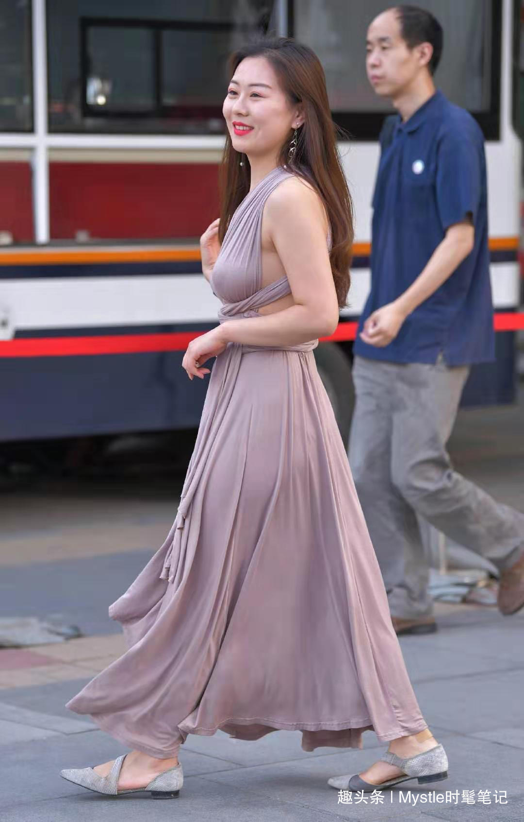 挂脖 秋天这样穿美极了,挂脖连衣裙+平底鞋,显得优雅大气又知性迷人