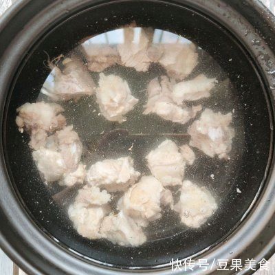 唇齿|排骨玉米菌菇汤一口下肚，唇齿留香