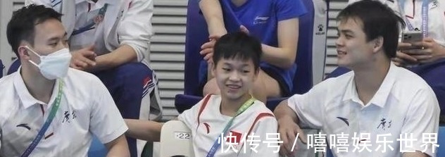 全红婵坐大摆锤！双手比V太开心，婉拒所有代言+综艺，暂不捞金