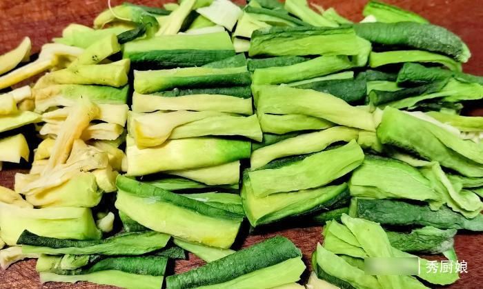 入冬后，吃此菜正当季，买上30斤，简单一晒一腌，脆嫩爽口真好吃