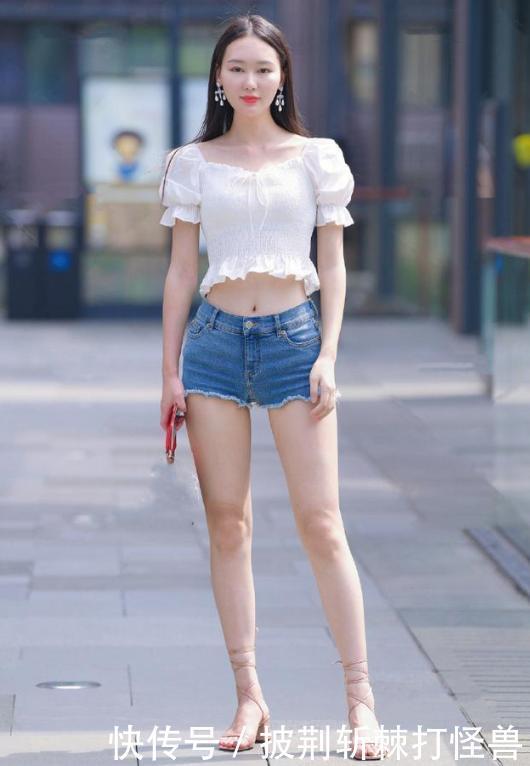 超短裤搭配高跟鞋,凸显身材优势,时尚高雅